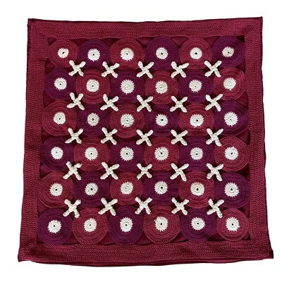 Funda de almohada cuadrada de ganchillo Crate&Barrel rojos profundos blanca boho 23" x 23" cremallera Foto 1 de 4