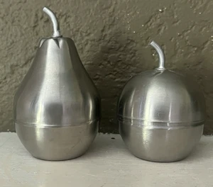 VINTAGE METAL APPLE AND PEAR SALT AND PEPPER SHAKER SET - Picture 1 of 7