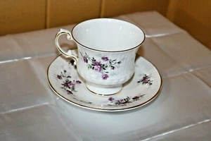 ELIZABETHAN STAFFORDSHIRE BONE CHINA Floral Teetasse und Untertasse - Bild 1 von 6