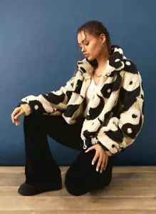 Urban Outfitters Olivia Print Sherpa Jacket Yin Yang Fleece Black Ivory S NEW - Picture 1 of 9