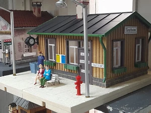 Spur G - POLA - 1 : 22,5 - 330902- BAHNHOF "NESTHEIM" + Licht+ viel Zubehör - Bild 1 von 11