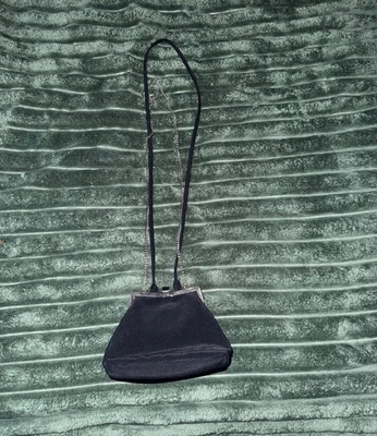 Bolso para mujer Liz Claiborne pequeño negro satinado con correas plateadas y negras para el hombro Foto 1 de 3