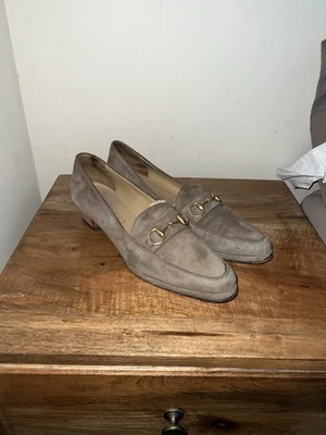 GUCCI ЖЕЛТОВАТО-КОРИЧНЕВЫЙ БЕЖЕВЫЙ ЗАМШЕВЫЙ НИКЕЛЬ ЛОШАДЬ БИТ НАСОСЫ ЖЕНЩИН Б/У РАЗМЕР 8AA ПРОВЕРИТЬ ЕГО!! - Изображение 1 из 4