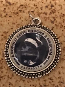 PENDENTIF MÉDAILLON Métal Argenté Vieilli 25mm Tête De Maure Mort Crâne Corse - Imagen 1 de 3