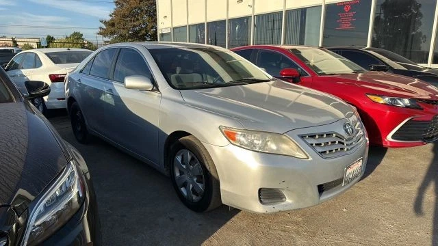 2010 Toyota Camry LE седан 4D - Изображение 1 из 4