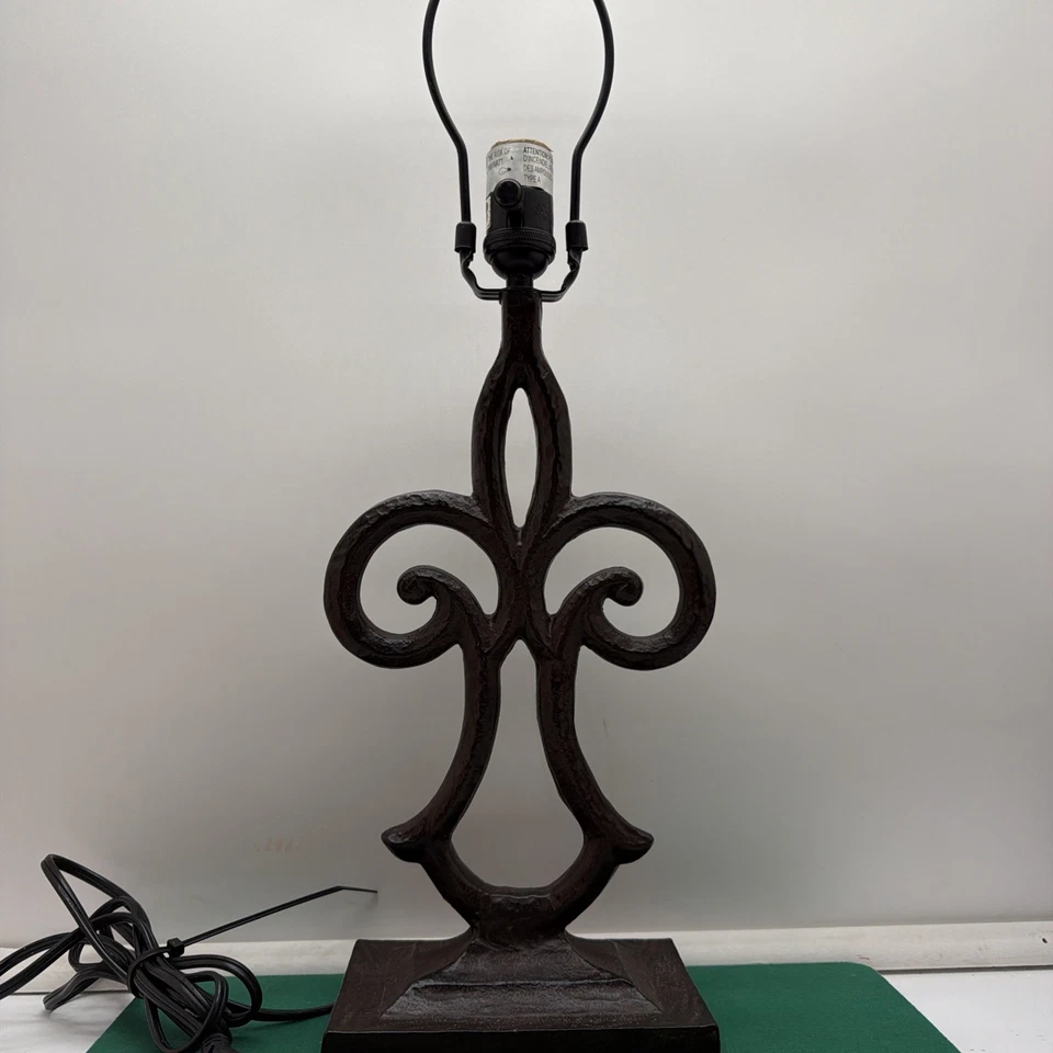 Lámpara de mesa estilo hierro forjado Fleur De Lis mesita de noche de escritorio 17" de alto Foto 1 de 4