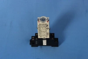 Fuji Electric ST7P-2 Time delay relay 0-60 seconds with base 200 VAC - Picture 1 of 4