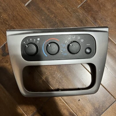 2001-2006 DODGE STRATUS/SEBRING PLATA AIRE ACONDICIONADO BISEL DE CONTROL DE CLIMA P/N: 04596277AB Foto 1 de 4