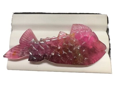 Tallas de peces de turmalina, peces tallados en turmalina, tallas de turmalina bicolor, Foto 1 de 4