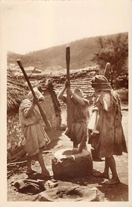 CPA ALGERIE SCENES ET TYPES METIERS ET ACTIVITES INDIGENES BROYAGE ET GRAINES - Bild 1 von 1