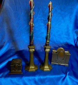 Juego de 4 piezas de escritorio de bronce Jennings Bros pozo de tinta, soporte para cartas, 2 portavelas - Imagen 1 de 7