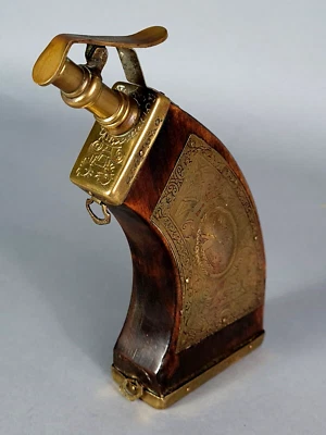 Poire à poudre Romulus, Remus & louve bois laiton XIXe siècle. Bon état C055 - Photo 1/4