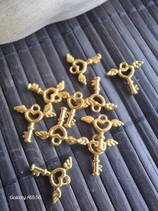 Lot de 10 petites breloques clefs doré d'environs 1.4 x 1.4 cm. - Imagen 1 de 3