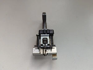 Parte/piezas de máquina de escribir IBM Selectric III - Conjunto de palanca de margen izquierdo. - Imagen 1 de 1