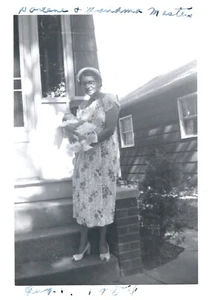 NONNA E BAMBINA IN VERANDA,FT WAYNE,IND,1954.FOTO VINTAGE 5" x 3,5"^10 - Foto 1 di 2