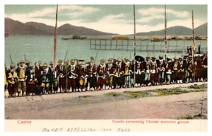 CANTON, CHINA BOXER REBELLION - GUARDS SURROUND EXECUTION GROUNDS - OLD POSTCARD - Picture 1 of 2