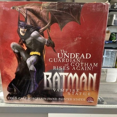 Estatua de vampiro de Batman tamaño completo edición limitada DC paquete directo esculpido 1031/2800 Foto 1 de 3