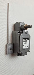 Honeywell 1LS10-4PG SPDT Rotary Lever Limit Switch, IP65 Rated - Picture 1 of 4