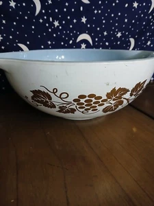 Pyrex Cinderella Lugged Chip 10 inch Bowl PYR27 Blue White Gold Leaf Grapes USA - Picture 1 of 4