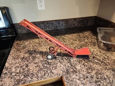 Elevador de heno rojo portátil McCormickToy vintage años 60 IH International Harvester  Foto 1 de 3