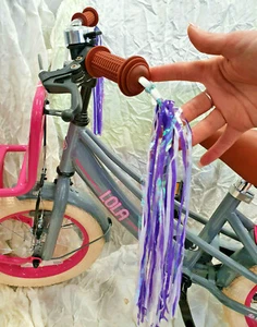 Frangie per Manubrio Streamer Bambino Sequestrato Nastro Decorazione - Foto 1 di 4