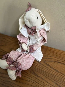 Country Primitive Bunny Rabbit Doll 18” rosa fiori e grembiule bianco - Foto 1 di 11
