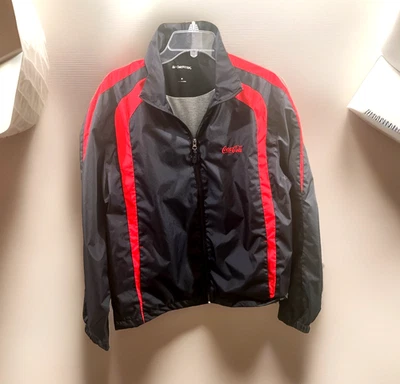 Chaqueta cortavientos ligera Coca Cola COKE CREMALLERA COMPLETA Sportek MEDIANA Negra Roja Foto 1 de 4
