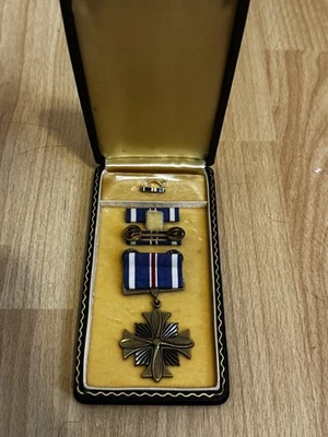 Distinguida cruz voladora con pasador de solapa y estuche Foto 1 de 2