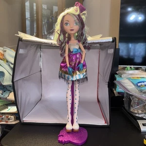 Ever After High Madeline Hutmacher 17 Zoll Puppe erstes Kapitel große Version mit Ständer - Bild 1 von 12