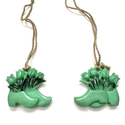 Dos zapatos zuecos holandeses vintage de baquelita verde con sombra de tulipanes de primavera tirar/dije Foto 1 de 4