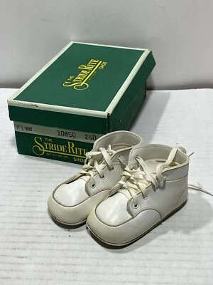 Zapatos de bebé o muñeca grande vintage Grants Baby Beaver en caja Stride Rite talla 2 Foto 1 de 4