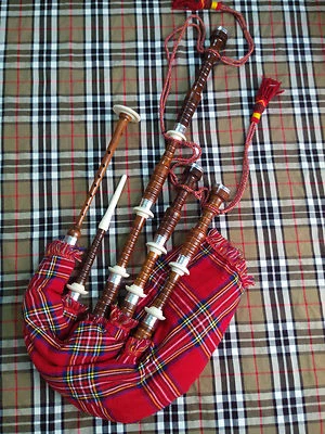 Gaitas Highland con soportes de media imitación marfil jugables con Royal Stewart Foto 1 de 4