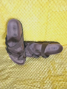 BIRKENSTOCK  VEGAN "MAYARI" SANDALS COLOR PALE OLIVE GREEN ** IMMACULATE/CLEAN** - Picture 1 of 4