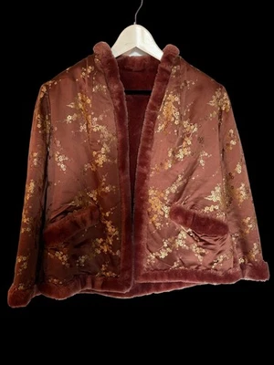 Chaqueta corta china bordada de seda con forro de "piel" de mohair Foto 1 de 4