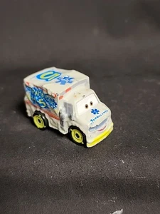 Disney Pixar Cars Mini Racers Dr. Damage Rambulance auto sfusa - Foto 1 di 5