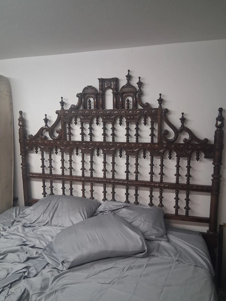 Cabecero de cama vintage español tallado a mano Foto 1 de 1