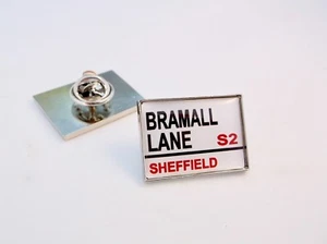 SHEFF UTD SHEFFIELD UNITED STADIUM ROAD STREET SIGN LAPEL PIN BADGE GIFT - Picture 1 of 1