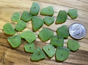 Sea glass - 20 Mini Center Drilled Pieces Of Emerald Green Sea Glass - Picture 1 of 3
