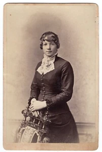 ELEGANT YOUNG WOMAN IN A VICTORIAN DRESS : RACINE, WISCONSIN : CABINET CARD - Picture 1 of 3
