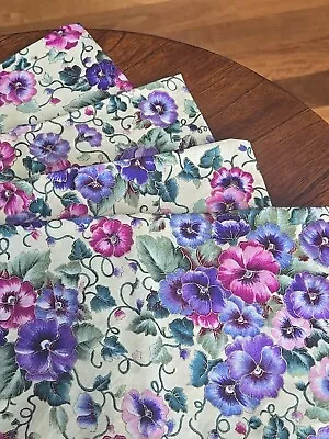 Servilletas de tela Springtime Pansies rosa brillante púrpura dorado sobre crema lg. 20" sq. Foto 1 de 4