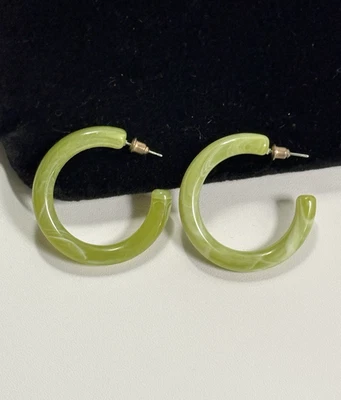 Brincos perfurados de argolas verdes redemoinhos brancos acrílicos 1,5" - Imagem 1 de 4