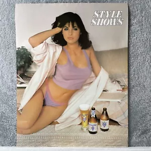 Poster birra vecchio stile vintage ©1985 Stile Spettacoli Sexy Ragazza Bar Taverna Uomo Decorazione Grotta - Foto 1 di 6