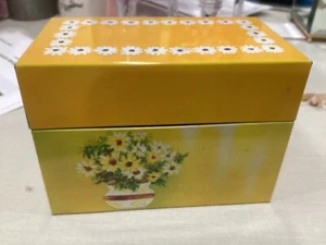 70er Vintage Rezeptbox GELB mit GÄNSEBLÜMCHEN REZEPTBOX OHIO ART METALL Dose 3x5" voll - Bild 1 von 4