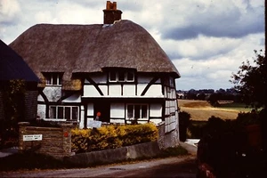 35mm Colour Slides - Old Farm - Thatched Cottage Houghton Lane - 1980s I Think - Picture 1 of 1
