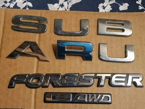 98 SUBARU FORESTER "L" AWD ESCOTILLA TRASERA EMBLEMA LOGOTIPO CONJUNTO INSIGNIA OEM CROMO - Imagen 1 de 3