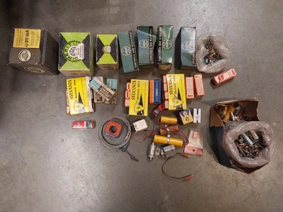 Varios. Lote Vintage Tubo Radio Aplificadores Resistencias Condensadores y más  Foto 1 de 4