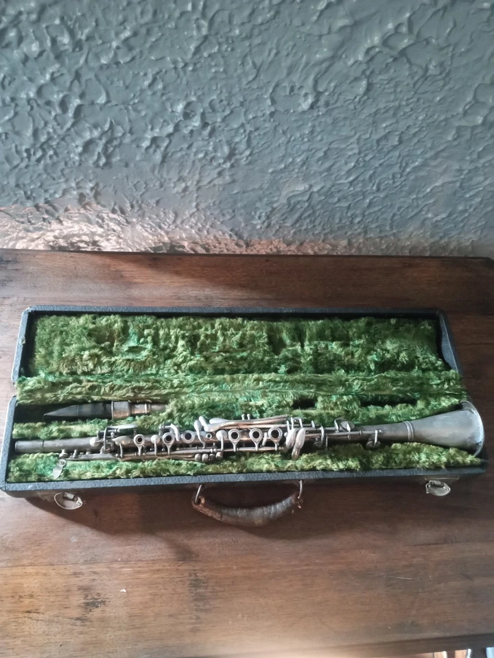 VINTAGE CLEVELAND CLARINET MADE BY H.N. WHITE CO. CLEVELAND, OHIO  - Image 1 of 4