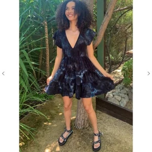 Mini Vestido Urban Outfitters Julia con Volantes en Niveles Gris Tie-dye - Imagen 1 de 5