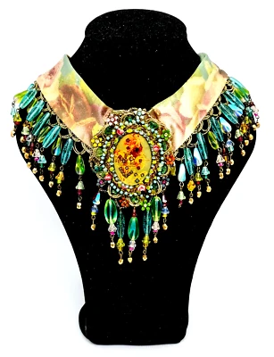Impresionante cadena para cuello de Michal Negrin elegante con cristales de colores. Foto 1 de 4