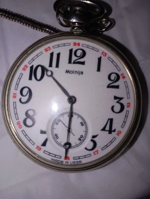 Taschenuhr Molnija Mit Kette  , Rückseite Wolf Motiv  - Bild 1 von 4